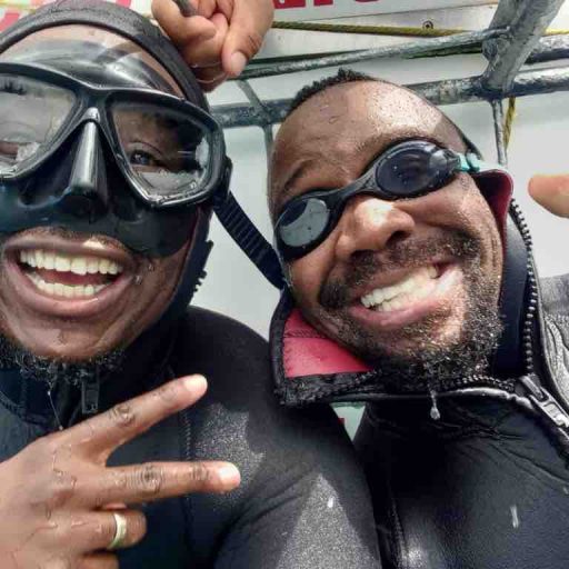 HOME 11 shark cage divers